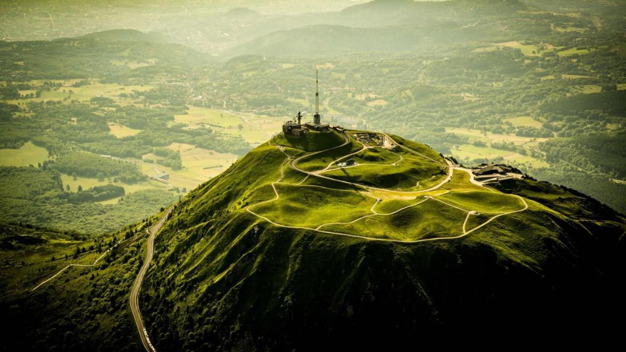Maison d'Hôtes La Nichée Rochefort-Montagne Esterno foto