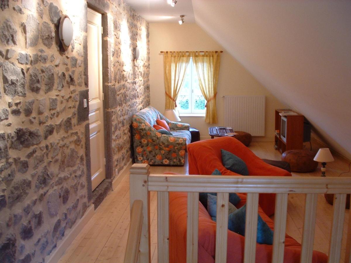 Maison d'Hôtes La Nichée Rochefort-Montagne Esterno foto