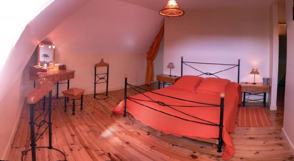Maison d'Hôtes La Nichée Rochefort-Montagne Esterno foto