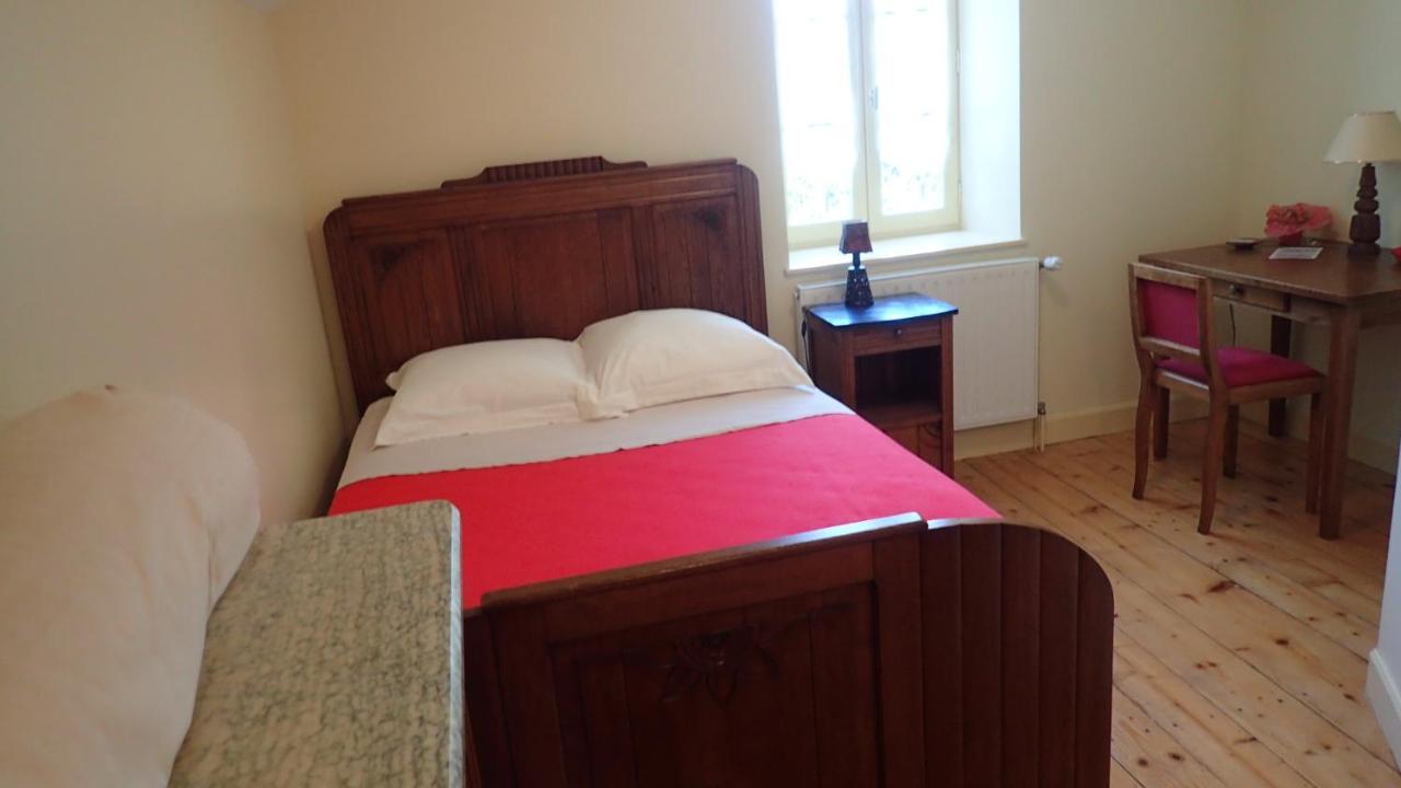 Maison d'Hôtes La Nichée Rochefort-Montagne Esterno foto
