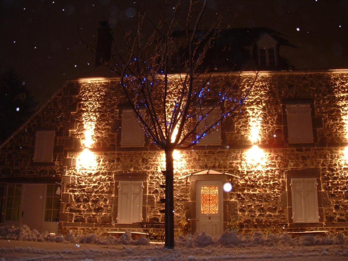 Maison d'Hôtes La Nichée Rochefort-Montagne Esterno foto